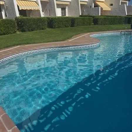 شقة Sunny, Seaside With Pool